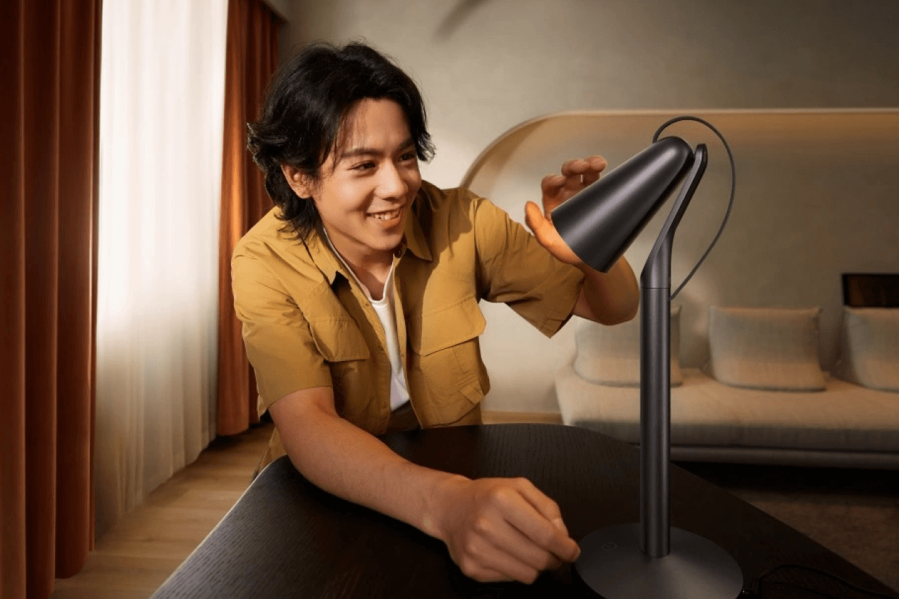 PP Desk Lamp — лампа, которую можно погладить