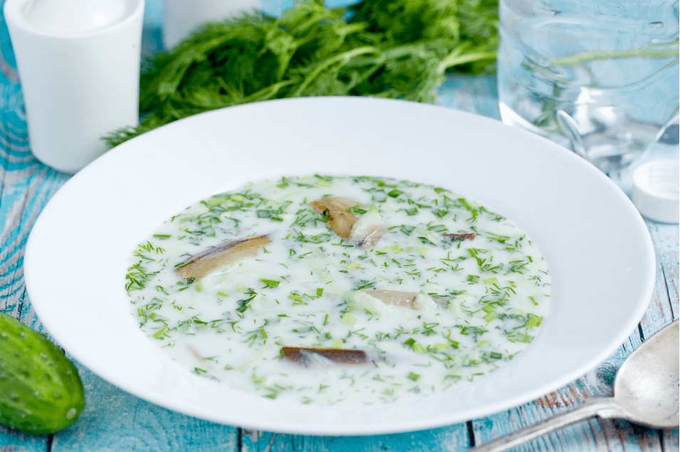 Окрошка с консервированной рыбой, квасом и кефиром